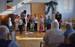 Děti z kutnohorské lesní školky navštívily Domov Barbora