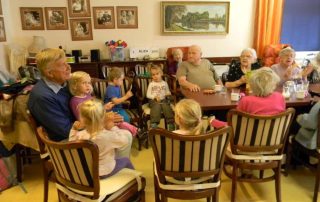 Děti ze Školky na hrázi v poděbradském Domově pro seniory Luxor