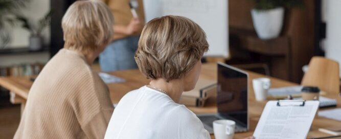 Medium shot business women discussing 1000